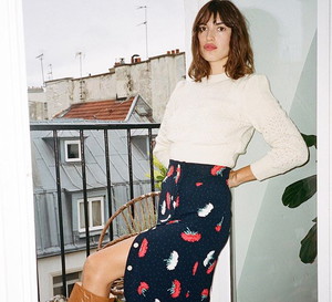 Jeanne Damas w modnej spódnicy z rozcięciem