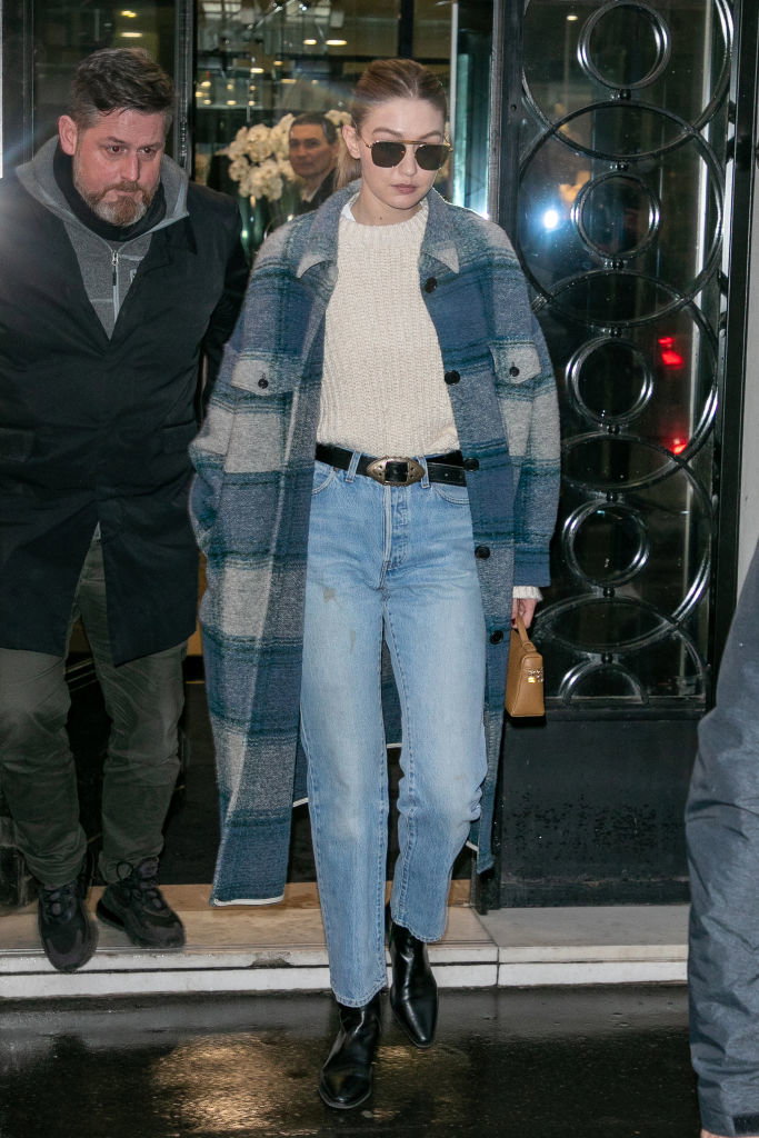 Gigi Hadid w płaszczu w kratę oraz modnych botkach, które kupicie również w Polsce. Są teraz tańsze o 40%