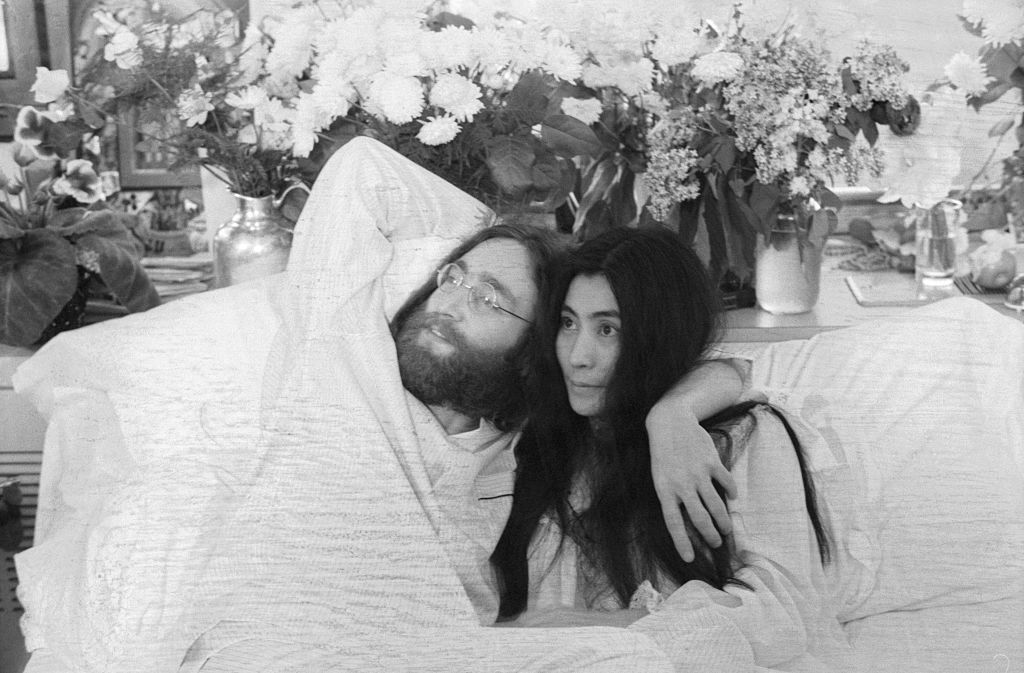 John Lennon i Yoko Ono byli u szczytu swojej kariery, gdy pod koniec lat 60. wybierali się na swój honeymoon. Nie planowali jednak spędzić go jak małżeństwo gwiazd, które może pozwolić sobie na luksusy. Zamiast tego para przeobraziła swoją podróż poślubną