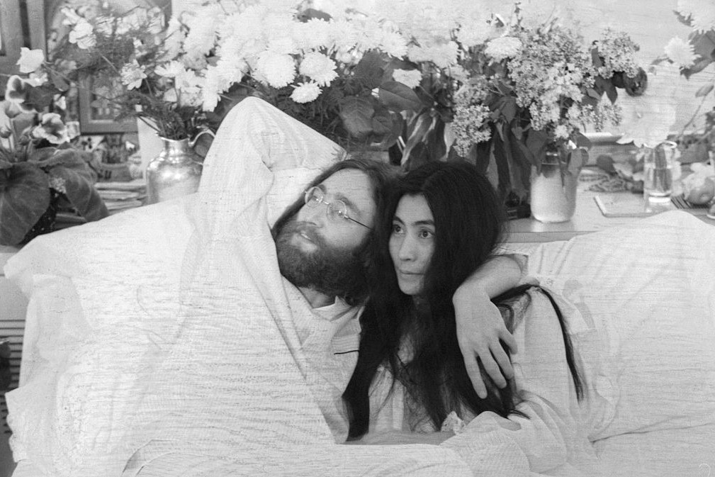 John Lennon i Yoko Ono byli u szczytu swojej kariery, gdy pod koniec lat 60. wybierali się na swój honeymoon. Nie planowali jednak spędzić go jak małżeństwo gwiazd, które może pozwolić sobie na luksusy. Zamiast tego para przeobraziła swoją podróż poślubną