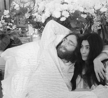 John Lennon i Yoko Ono byli u szczytu swojej kariery, gdy pod koniec lat 60. wybierali się na swój honeymoon. Nie planowali jednak spędzić go jak małżeństwo gwiazd, które może pozwolić sobie na luksusy. Zamiast tego para przeobraziła swoją podróż poślubną