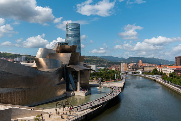 Guggenheim museum with "Mamá" the spider sculpture in front