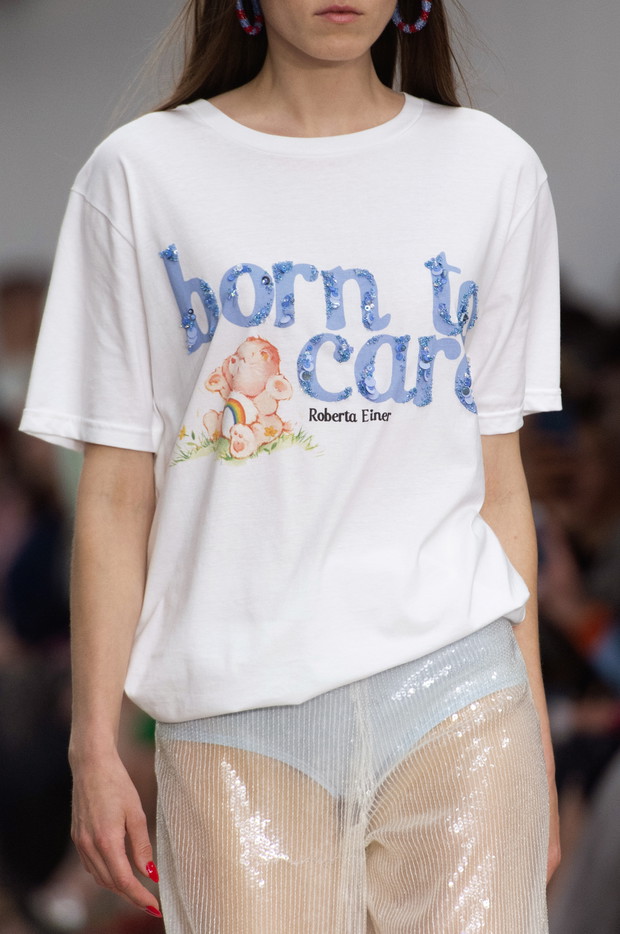 Modne koszulki na wiosnę 2020: t-shirty z wybiegu