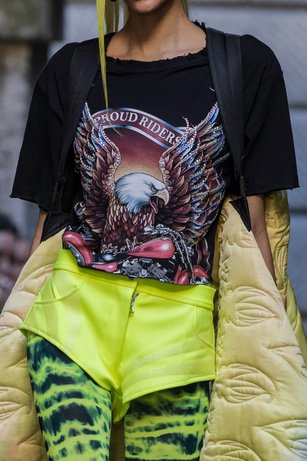 Modne koszulki na wiosnę 2020: t-shirty z wybiegu