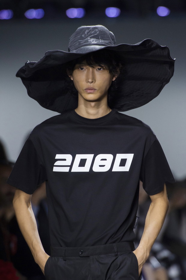 Modne koszulki na wiosnę 2020: t-shirty z wybiegu