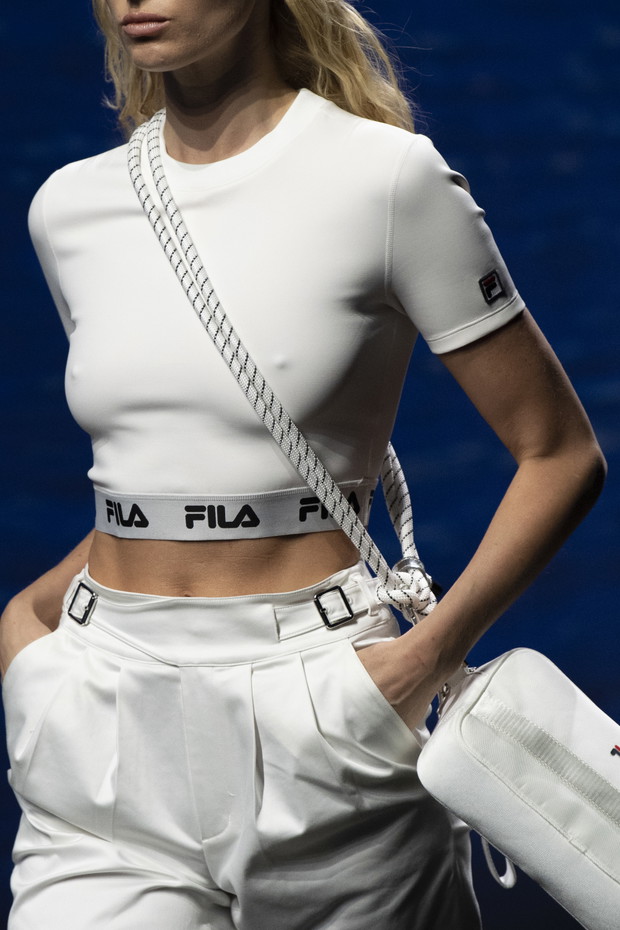 Modne koszulki na wiosnę 2020: t-shirty z wybiegu