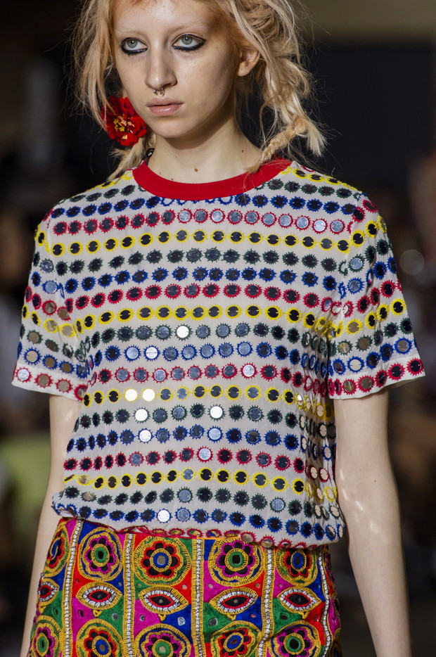 Modne koszulki na wiosnę 2020: t-shirty z wybiegu