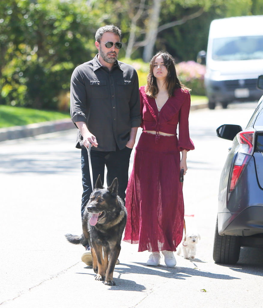 Ana de Armas i Ben Affleck przyłapani na spacerze w Los Angeles [ELLE Spy]