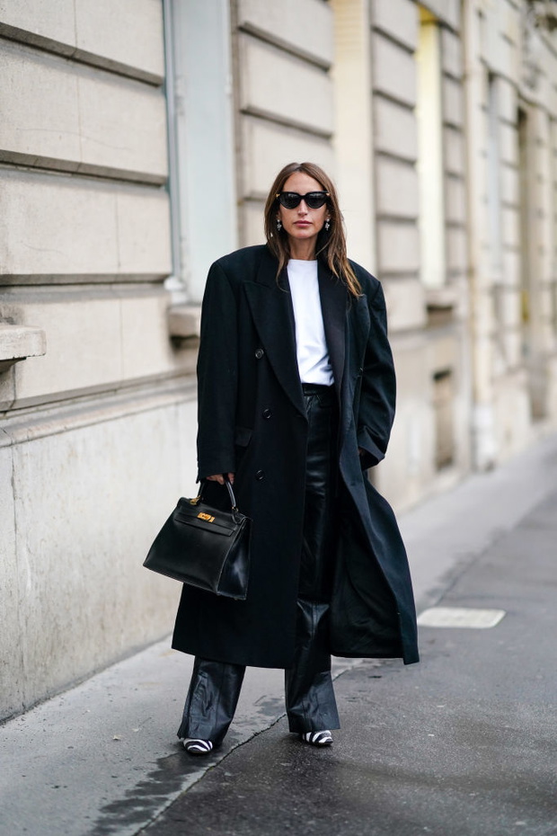 Street Style - Paris Fashion Week - Womenswear Fall/Winter 2020/2021 : Day Five
