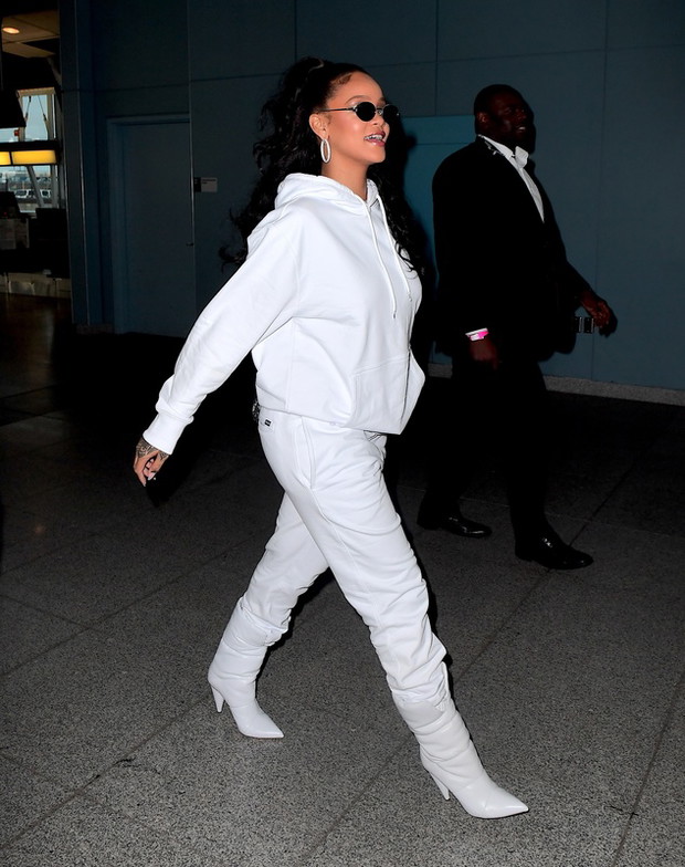 Rihanna w butach Jimmy Choo