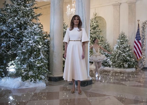 Melania Trump pokazuje udekorowany ?wi?tecznie Bia?y Dom