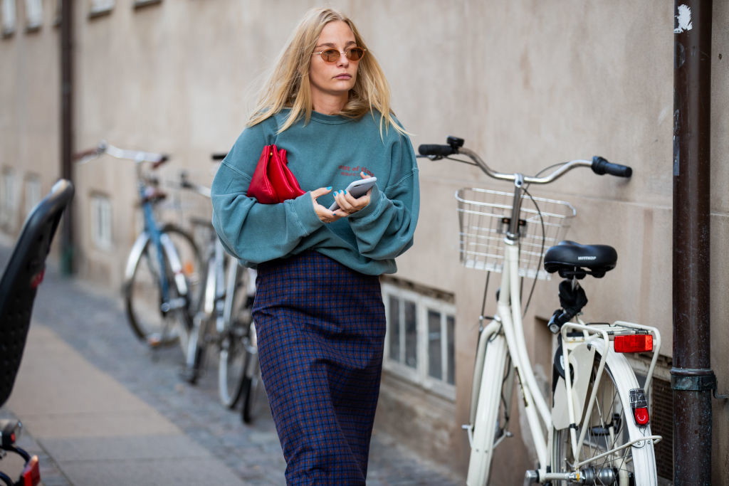 Bluza w stylu vintage: stylizacje