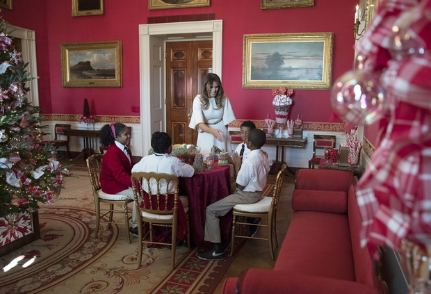 Melania Trump pokazuje udekorowany ?wi?tecznie Bia?y Dom