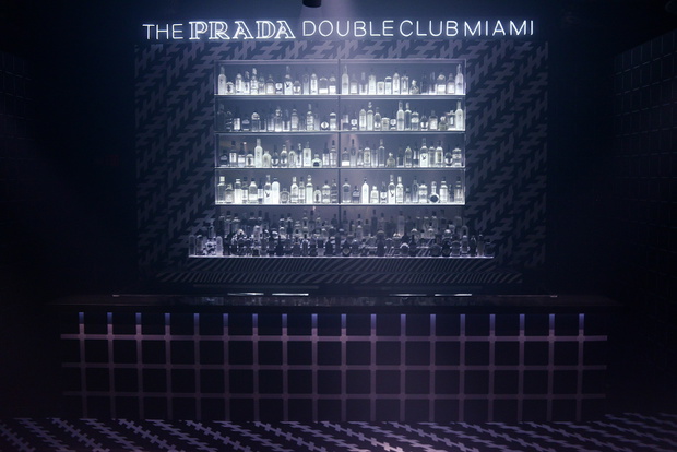 the-prada-double-club-miami-czarno-bialy-bar-266b997