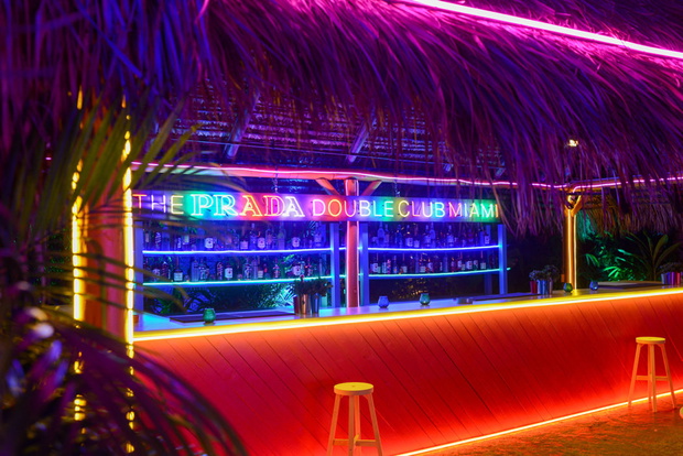 kolorowy-bar-w-klubie-prady-d5f0095