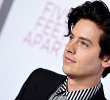 Cole Sprouse nie jest już z Lili Reinhart? Podobno aktor spotyka się ze sławną modelką
