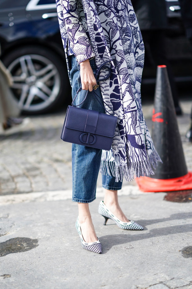 Street Style - Paris Fashion Week - Womenswear Fall/Winter 2020/2021 : Day Two