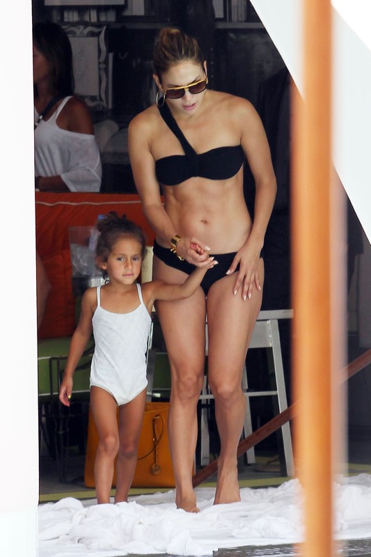 Jennifer Lopez z ch?opakiem na basenie