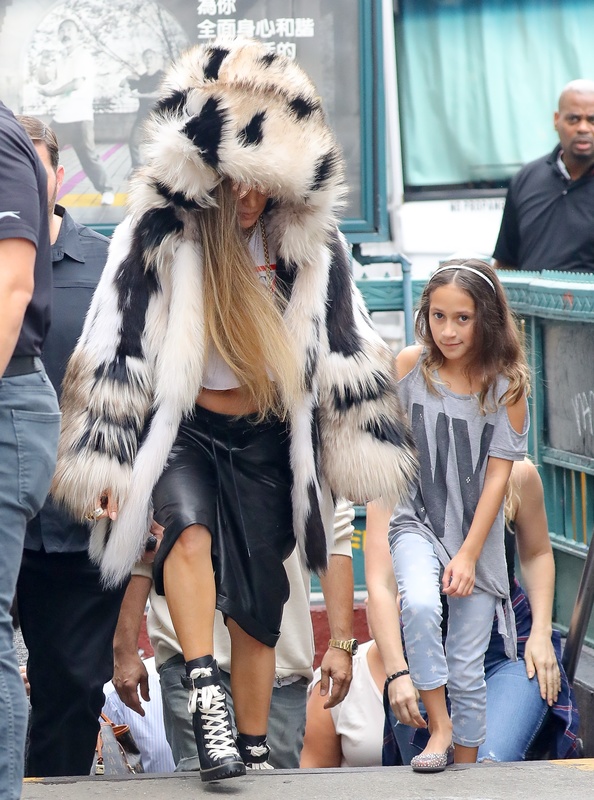 Jennifer Lopez wychodzi z córkami z metra