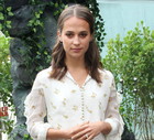 Alicia Vikander w sukience Magdy Butrym promuje film Tomb Raider