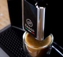 Breadcrumbs cappuccino, tonic espresso czy owsiane flat white? Zaskakujące przepisy na kawę, które przyrządzisz w domu