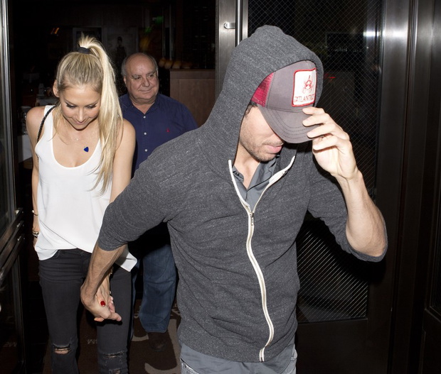Enrique Iglesias i Anna Kournikova wychodz? z restaracji