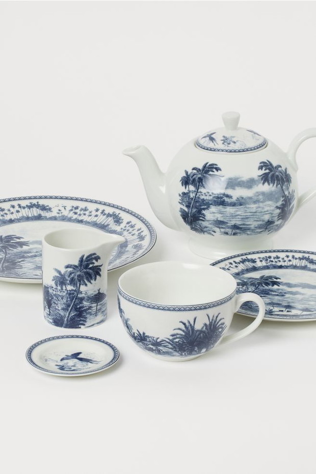 Porcelana z niebieskim wzorem, cena od 6,99 zł za najmniejszy talerzyk