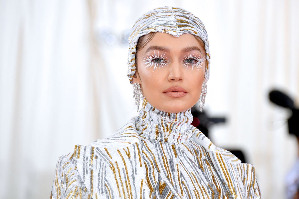 Najpiękniejsze fryzury i makijaże z Met Gala. Gigi Hadid, Rihanna i Irina Shayk