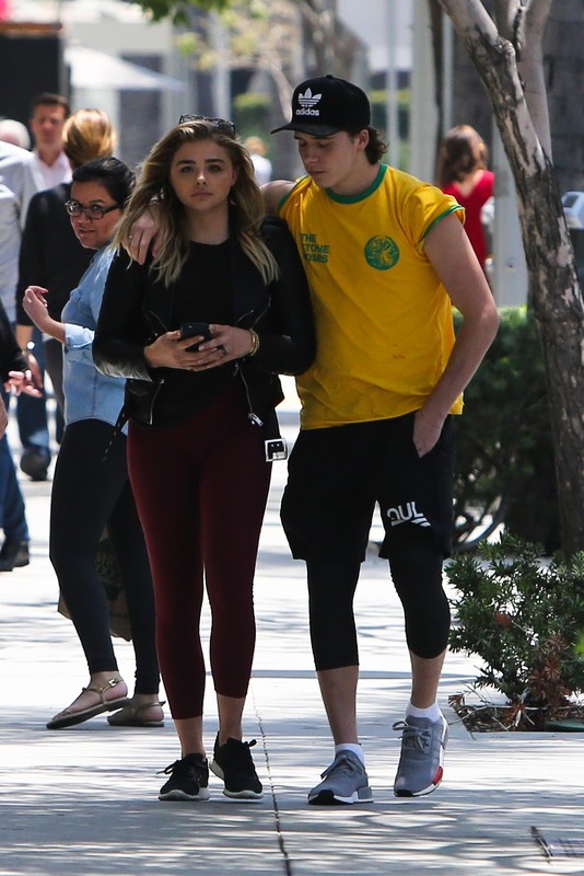Brooklyn Beckham i Chloe Moretz na spacerze