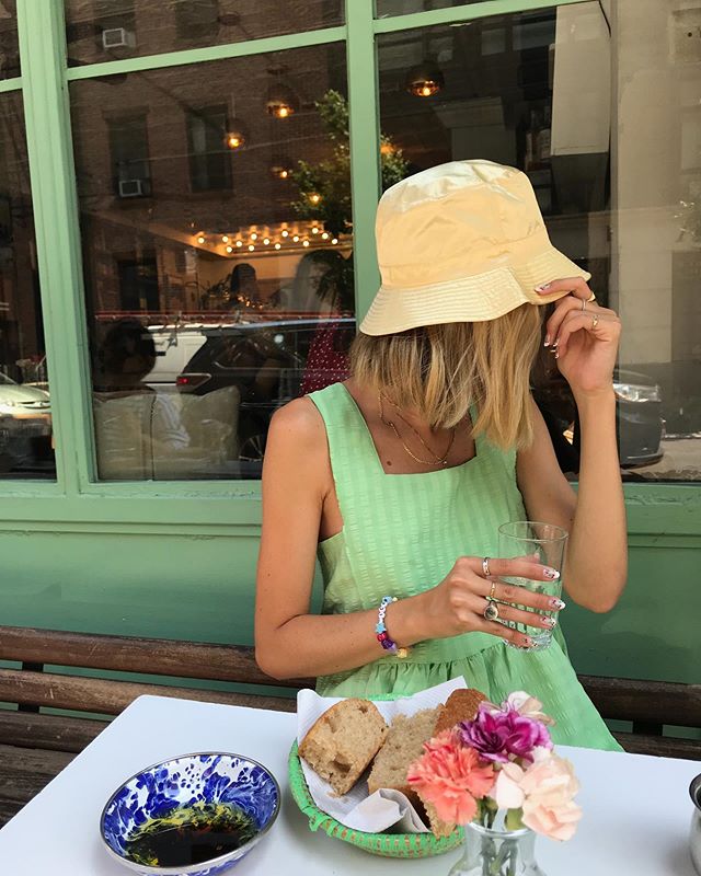 cytrynowy bucket hat hitem na Instagramie