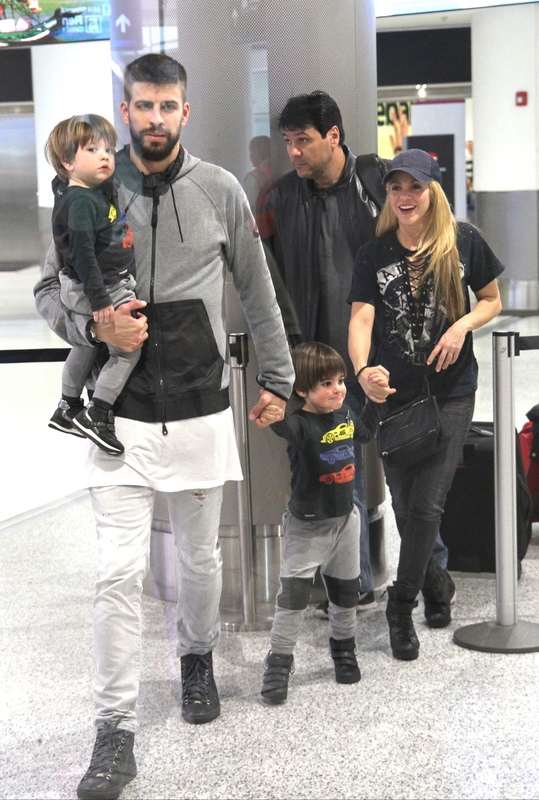 Shakira i Pique z dzie?mi na lotnisku