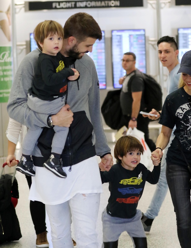 Shakira i Pique z dzie?mi na lotnisku