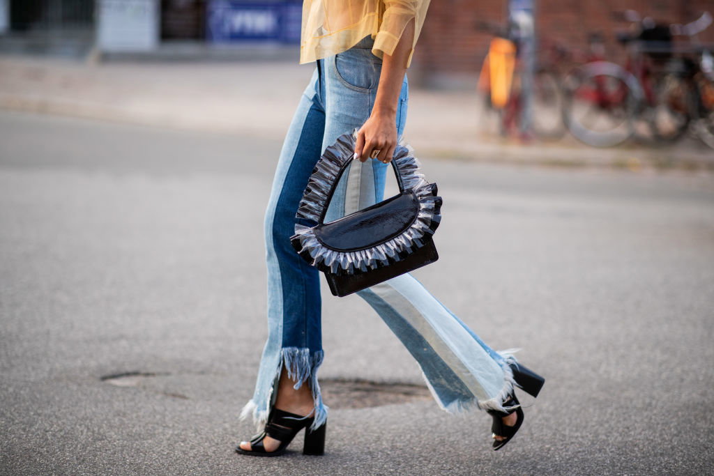 Postrzępione jeansy: stylizacje