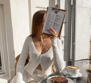 @lauralabee w modnej rozpinanej bluzce