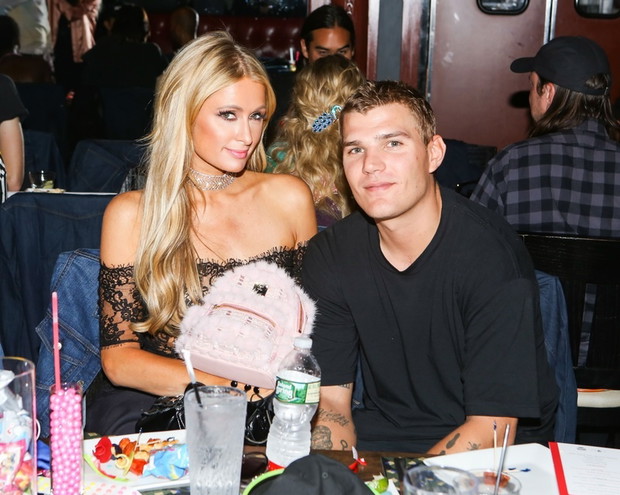 Paris Hilton i Chris Zylka na imprezie Paper Magazine Beautiful People Issue