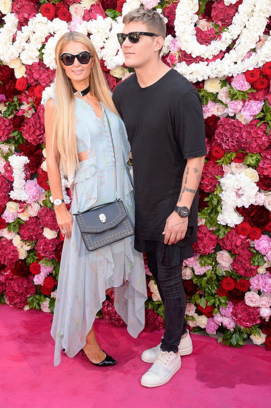 Paris Hilton i Chris Zylka na pokazie Philipp Plein Resort Collection, 2017 rok