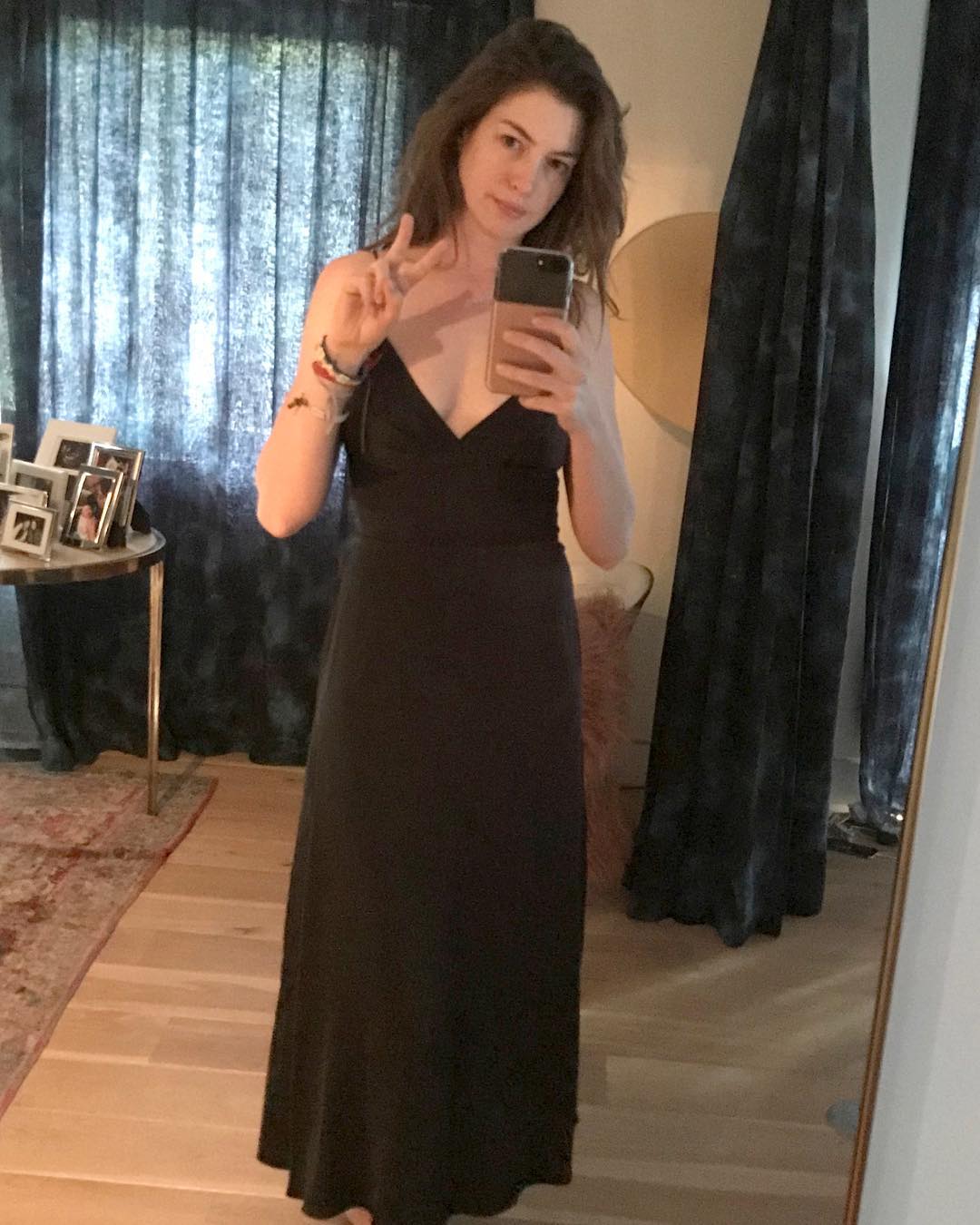 Anne Hathaway napisała "In Solidarity from my sick bed. "