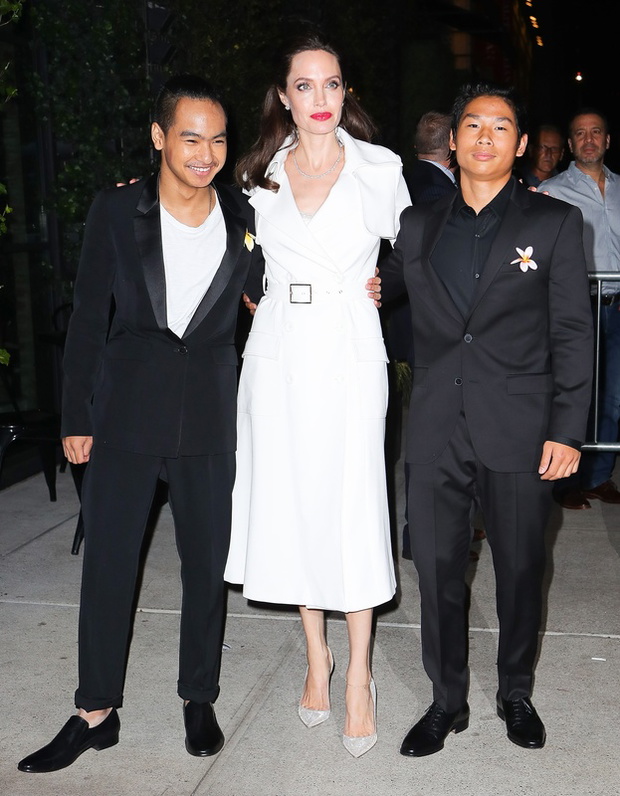 Angelina Jolie w bia?ym p?aszczu