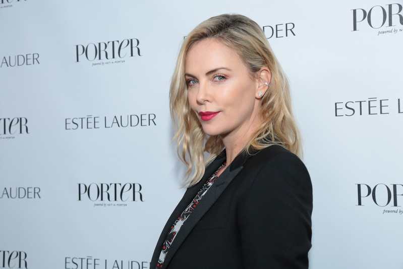 Charlize Theron matką trójki dzieci? Zobacz zwiastun do komedii "Tully"