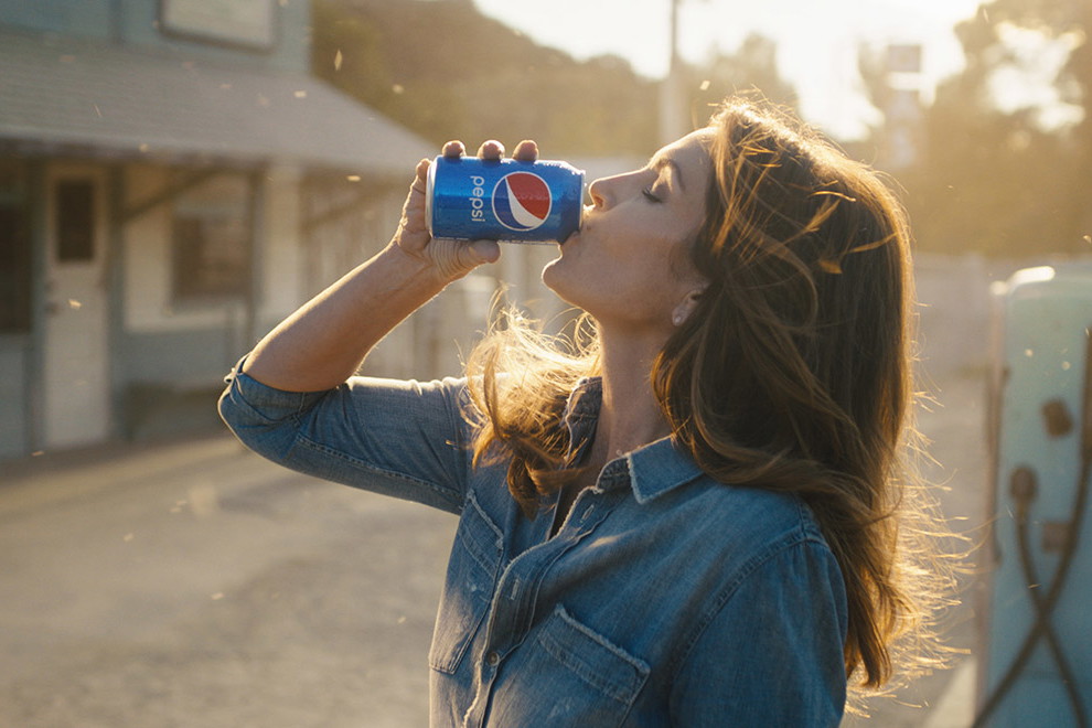 Cindy Crawford w reklamie Pepsi! Modelka po 26 latach wystąpi w nowym spocie