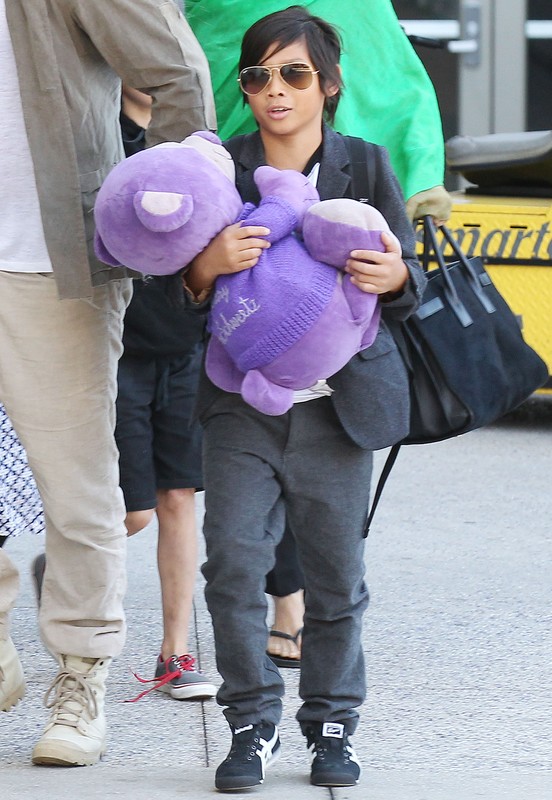 Brad Pitt i Angelina Jolie z dzie?mi na lotnisku