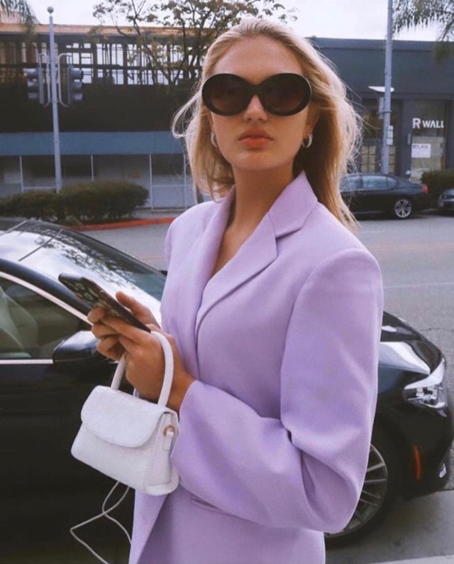 Romee Strijd w pastelowej marynarce oraz z torebkę BY FAR