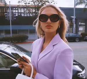 Romee Strijd w pastelowej marynarce oraz z torebkę BY FAR