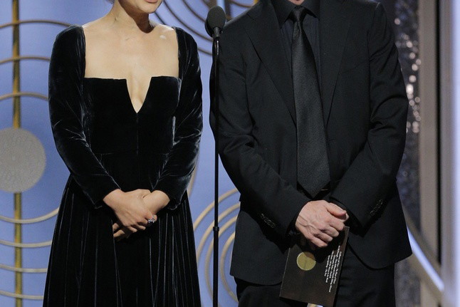 Złote Globy 2018: Natalie Portman i Ron Howard przyznają statuetkę dla najlepszego reżysera
