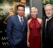 Mark Wahlberg, Michelle Williamsi Ridley Scott na premierze filmu "Wszystkie pieniądze świata"