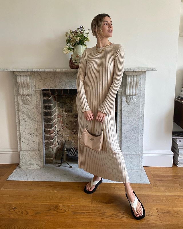 Camille Charriere w dzianinowej sukience Loulou Studio