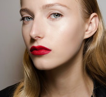 Czerwone usta poza kontur Blumarine