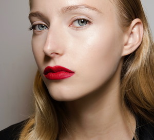 Czerwone usta poza kontur Blumarine