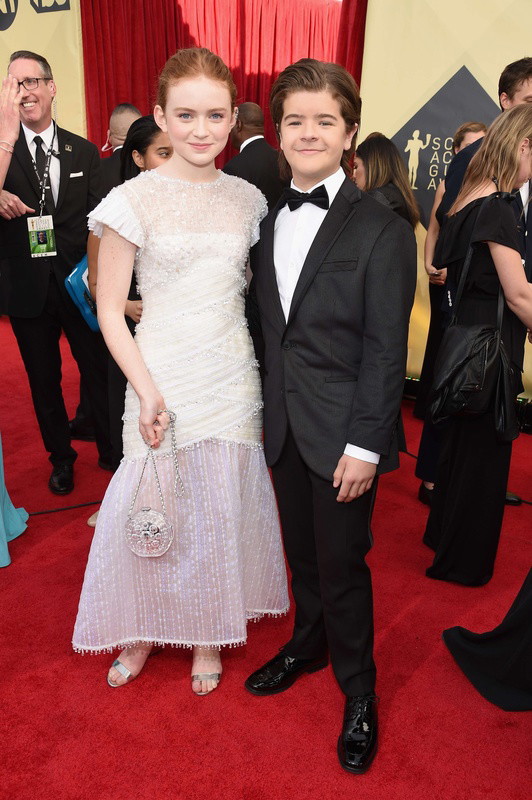 SAG Awards 2018: Sadie Sink (w sukience Chanel) i Gaten Matarazzo