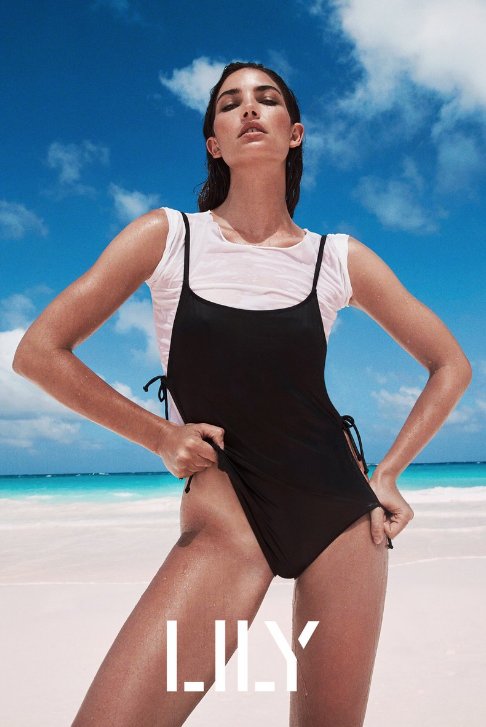 lily-aldridge-w-kampanii-strojow-kapielowych-solid-striped-8098a09